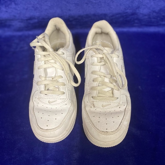 White Nike Air Force 1 - Picture 5 of 6